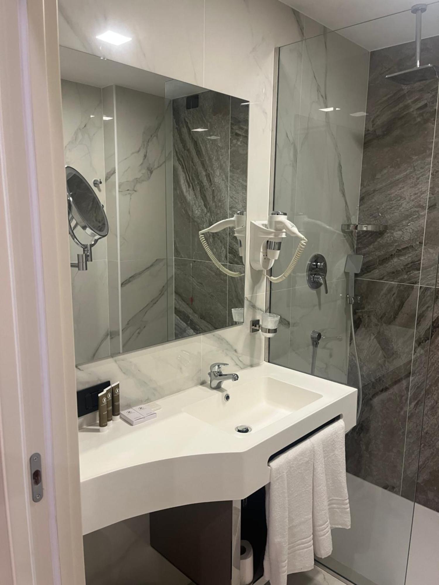 Jr Hotels Bocconi Milano Luaran gambar